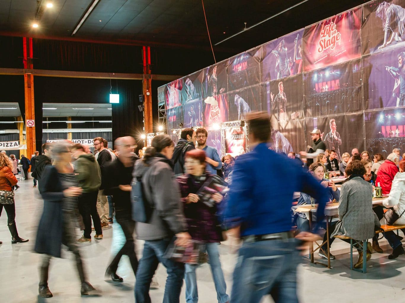 Menschen gehen durch das Foyer vor einer Life on Stage Veranstaltung.